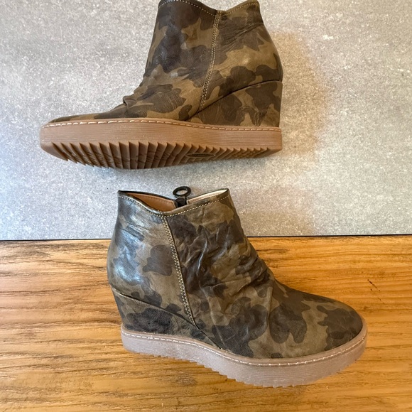 Sofft Siri Camo Leather Waterproof Wedge Sneaker Booties Size 8.5 - Picture 3 of 8